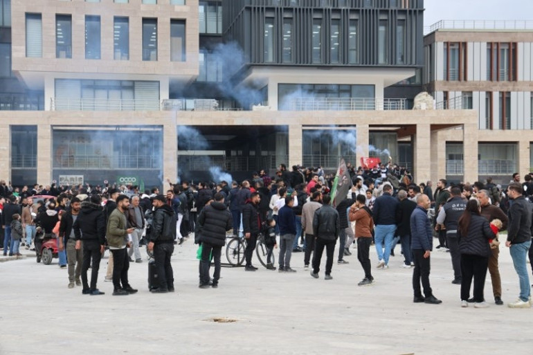 Esad devrildi, Türkiyedeki Suriyeliler meydanlarda kutlama yaptı