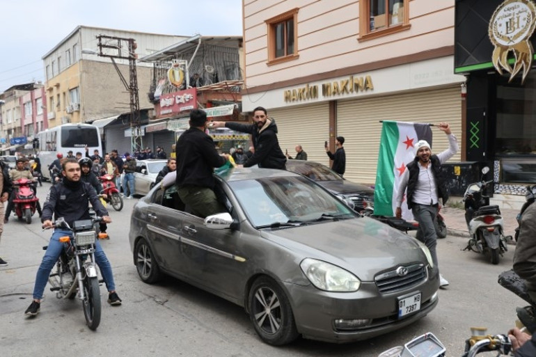 Esad devrildi, Türkiyedeki Suriyeliler meydanlarda kutlama yaptı