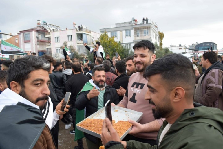 Esad devrildi, Türkiyedeki Suriyeliler meydanlarda kutlama yaptı
