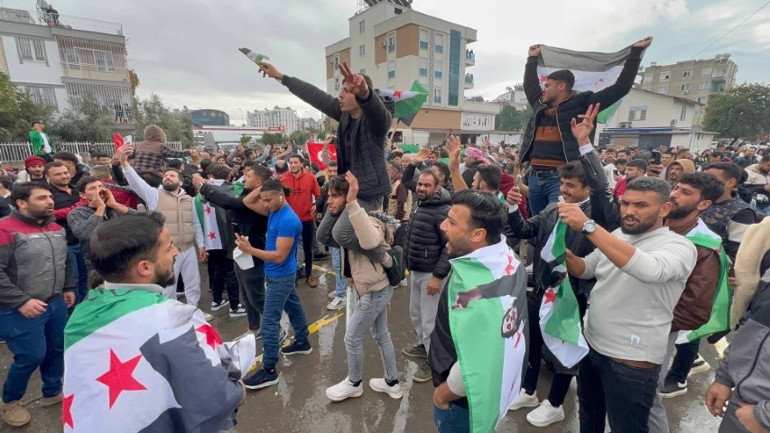 Esad devrildi, Türkiyedeki Suriyeliler meydanlarda kutlama yaptı