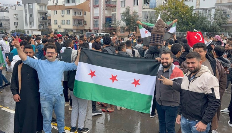 Esad devrildi, Türkiyedeki Suriyeliler meydanlarda kutlama yaptı