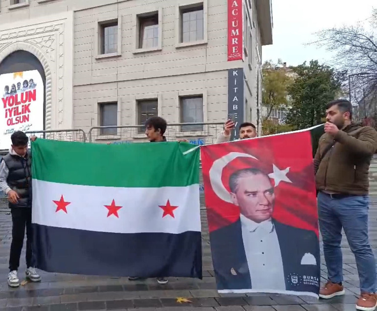 Esad devrildi, Türkiyedeki Suriyeliler meydanlarda kutlama yaptı