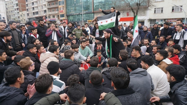 Esad devrildi, Türkiyedeki Suriyeliler meydanlarda kutlama yaptı