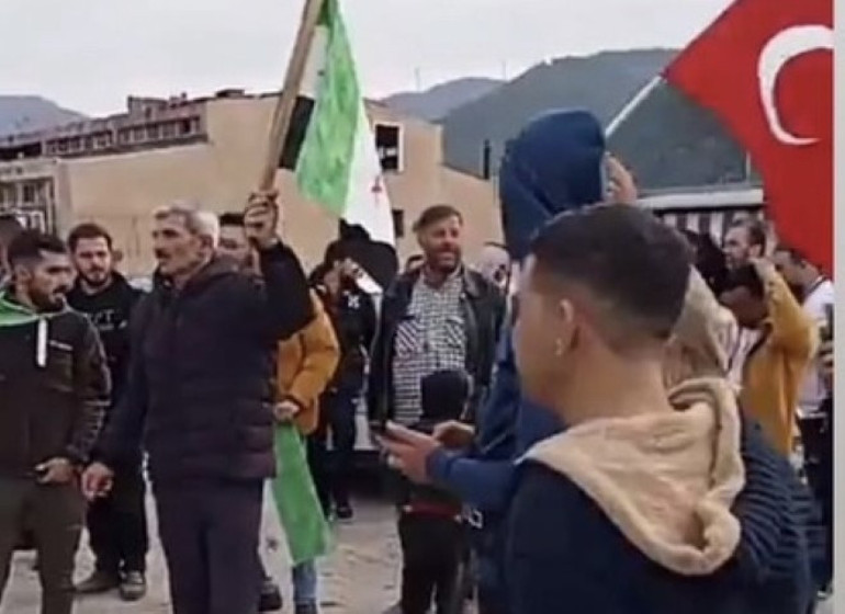 Esad devrildi, Türkiyedeki Suriyeliler meydanlarda kutlama yaptı