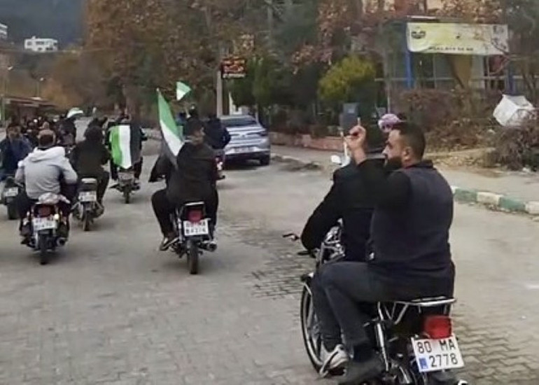 Esad devrildi, Türkiyedeki Suriyeliler meydanlarda kutlama yaptı