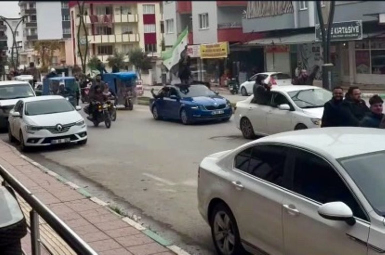 Esad devrildi, Türkiyedeki Suriyeliler meydanlarda kutlama yaptı