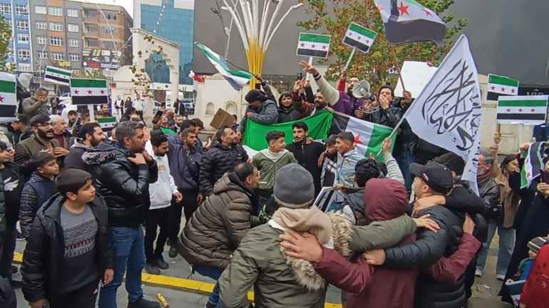 Esad devrildi, Türkiyedeki Suriyeliler meydanlarda kutlama yaptı