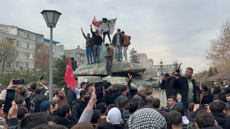 Esad devrildi, Türkiyedeki Suriyeliler meydanlarda kutlama yaptı