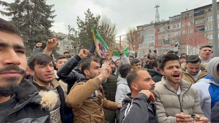 Esad devrildi, Türkiyedeki Suriyeliler meydanlarda kutlama yaptı