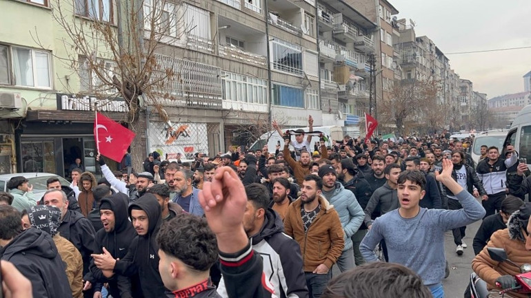 Esad devrildi, Türkiyedeki Suriyeliler meydanlarda kutlama yaptı