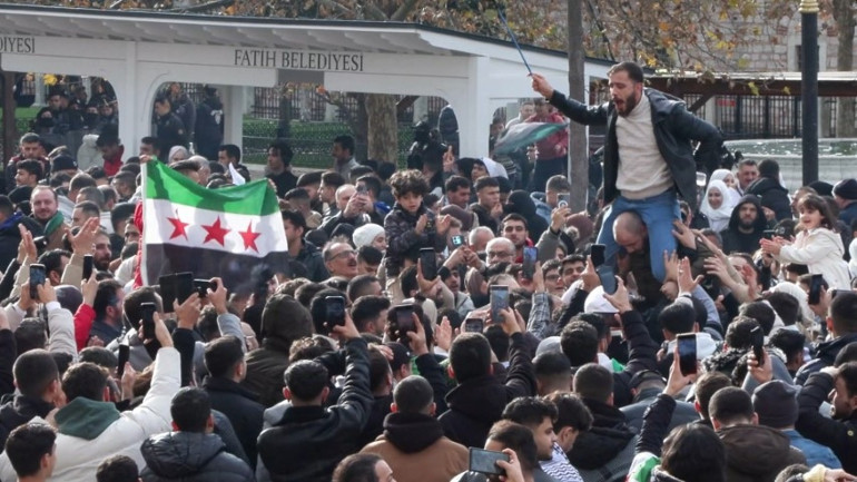 Esad devrildi, Türkiyedeki Suriyeliler meydanlarda kutlama yaptı