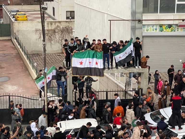 Esad devrildi, Türkiyedeki Suriyeliler meydanlarda kutlama yaptı