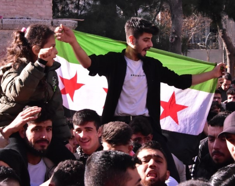 Esad devrildi, Türkiyedeki Suriyeliler meydanlarda kutlama yaptı