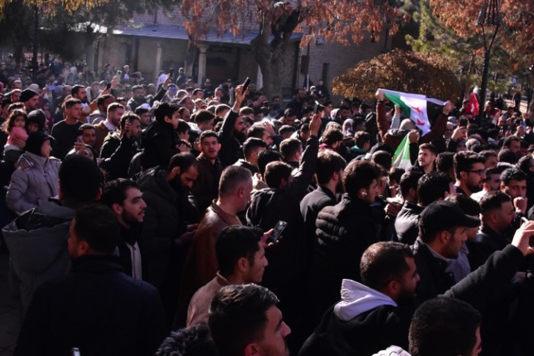 Esad devrildi, Türkiyedeki Suriyeliler meydanlarda kutlama yaptı