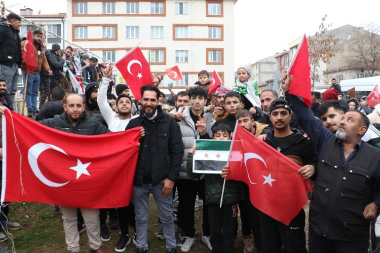 Esad devrildi, Türkiyedeki Suriyeliler meydanlarda kutlama yaptı