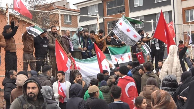 Esad devrildi, Türkiyedeki Suriyeliler meydanlarda kutlama yaptı