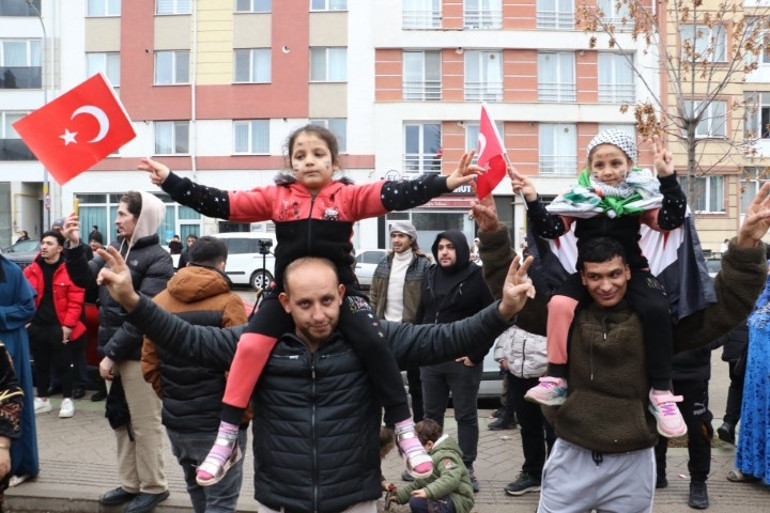 Esad devrildi, Türkiyedeki Suriyeliler meydanlarda kutlama yaptı