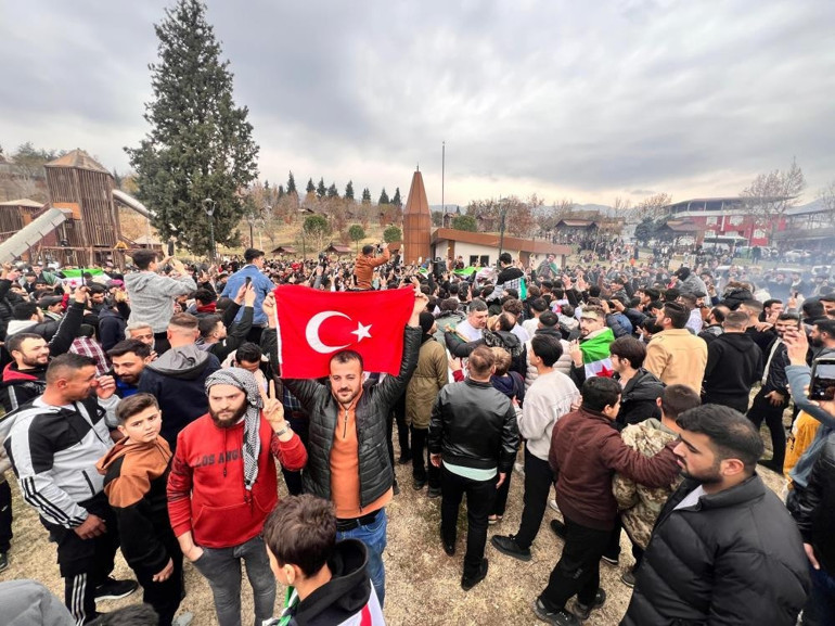 Esad devrildi, Türkiyedeki Suriyeliler meydanlarda kutlama yaptı
