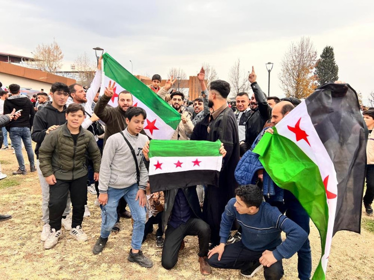 Esad devrildi, Türkiyedeki Suriyeliler meydanlarda kutlama yaptı