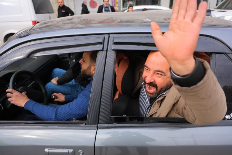 Esad devrildi, Türkiyedeki Suriyeliler meydanlarda kutlama yaptı