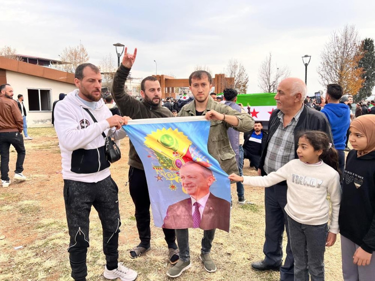 Esad devrildi, Türkiyedeki Suriyeliler meydanlarda kutlama yaptı