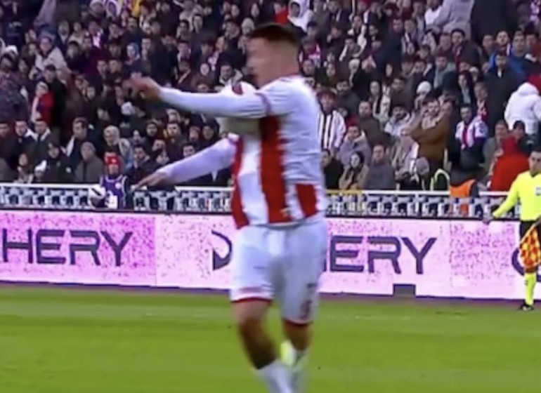 Sivasta çok konuşulan kırmızı kart Sivasspor penaltı, Galatasaray elle oynama bekledi; VAR incelemesi sonrası...