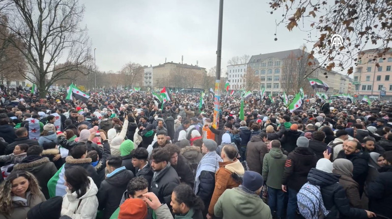 Suriyelilerin Almanya’da sevinç gösterileri