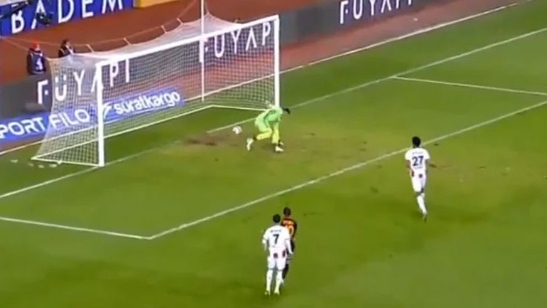 Sivasspor - Galatasaray maçına Nikolic damga vurdu Hatalı gol yedi, penaltı yaptırdı...