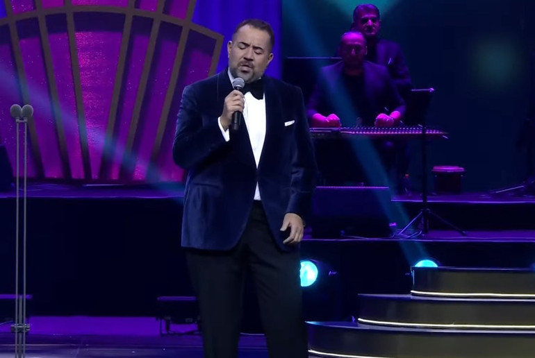 Ata Demirer 50. Pantene Altın Kelebek Ödülleri sahnesinde