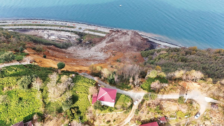 Faciadan dönüldü... Karayolunun 200 metrelik bölümünü yuttu Toprak yığınının yüksekliği 4 metre
