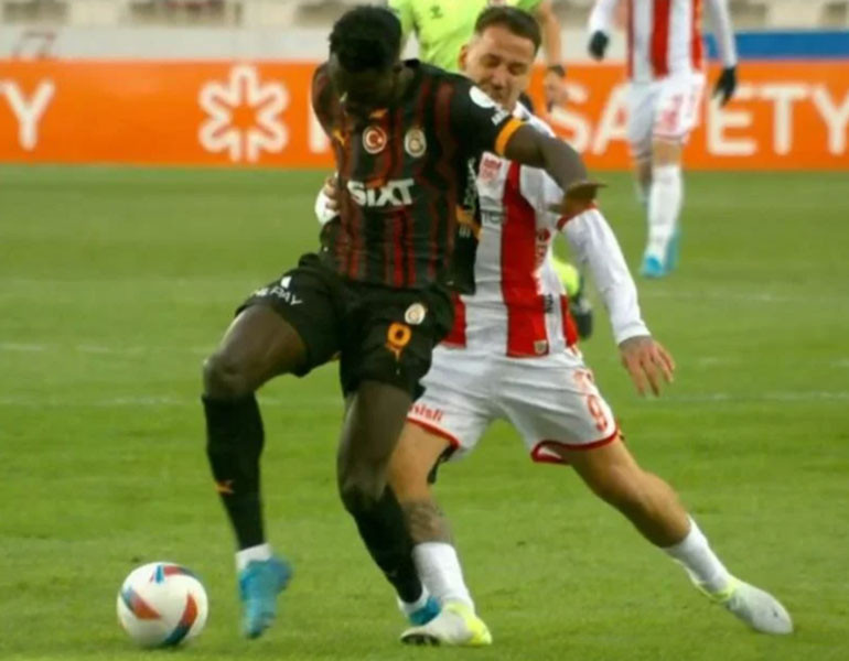 Sivasspor - Galatasaray maçının en çok konuşulan pozisyonu için kim, ne dedi 3 kırmızı kartı atladı | Tutarlı hiçbir tarafı yok