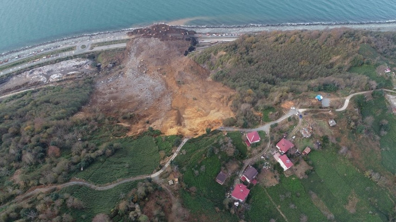 Heyelanda toprak altında kalan 4 arkadaşın cansız bedeni bulundu