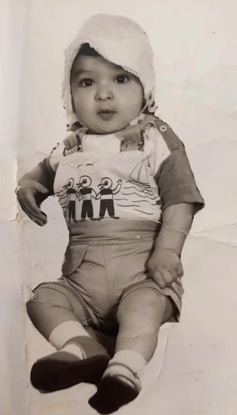 O artık evli ve bir çocuğu var Ünlü oyuncu bebeklik fotoğrafını paylaştı...