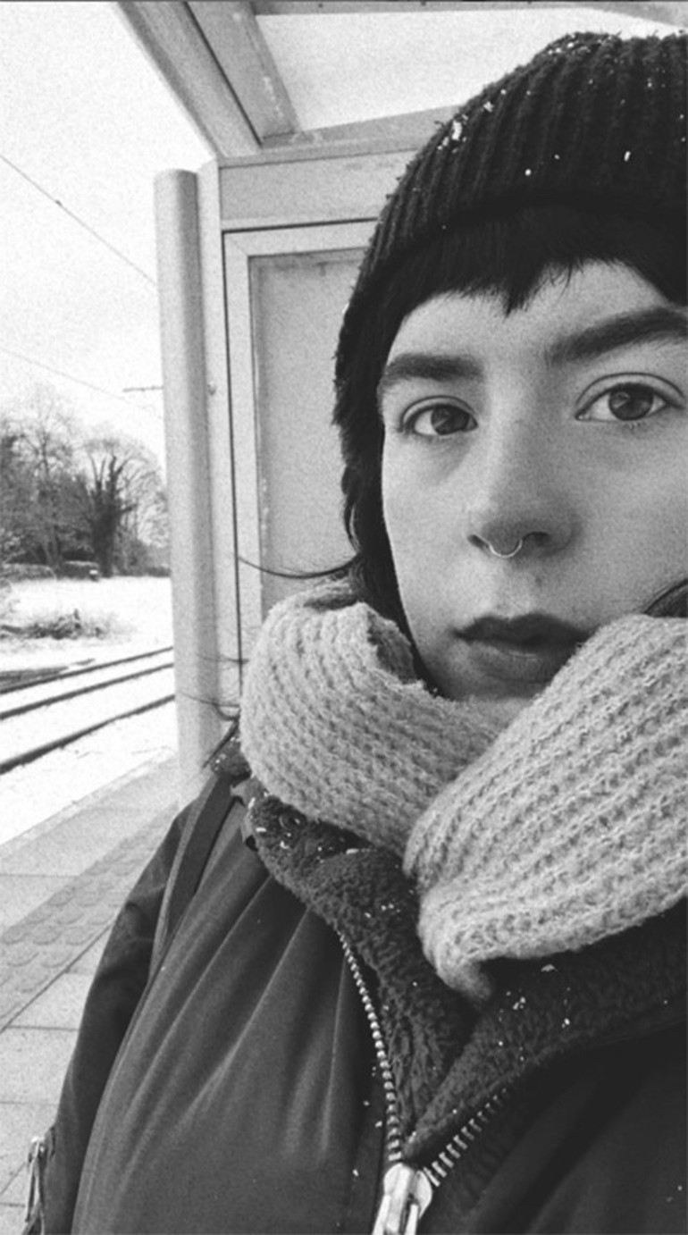 Ünlü oyuncunun gizemli kızı yüzünü gösterdi.. Babasının onayını alıp evlenmişti