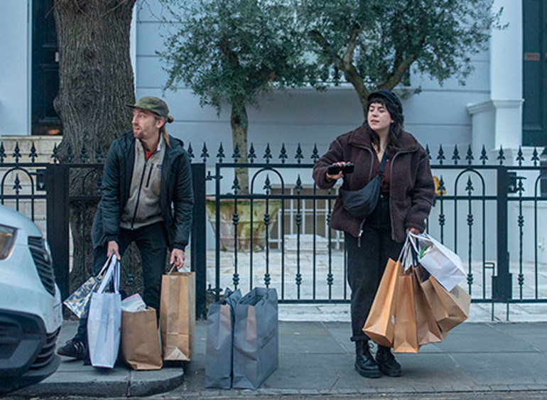 Ünlü oyuncunun gizemli kızı yüzünü gösterdi.. Babasının onayını alıp evlenmişti