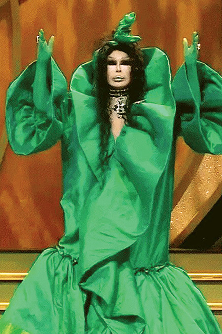 Bu ödülü almamda emeği geçen eltime, kaynımgile, hala kızlarıma...