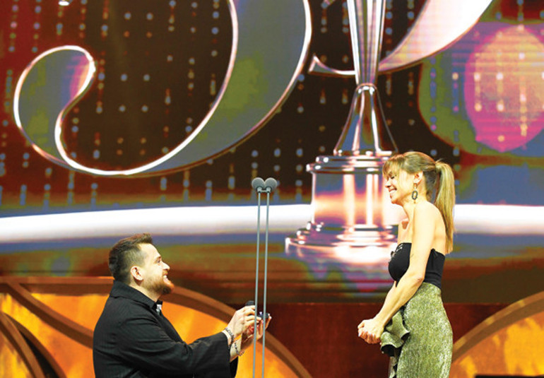 Bu ödülü almamda emeği geçen eltime, kaynımgile, hala kızlarıma...