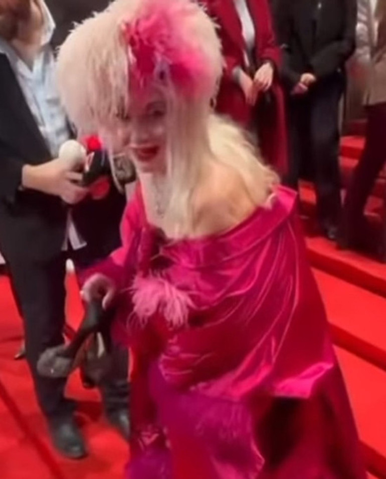 Bu ödülü almamda emeği geçen eltime, kaynımgile, hala kızlarıma...