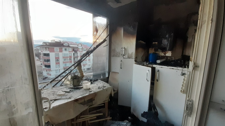 Boluda kombiden çıkan yangında 3 kişi hastanelik oldu