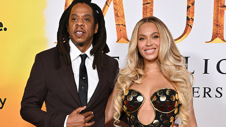 13 yaşında çocuğa cinsel istismarla suçlanan ünlü şarkıcı karısı ve kızıyla poz verdi