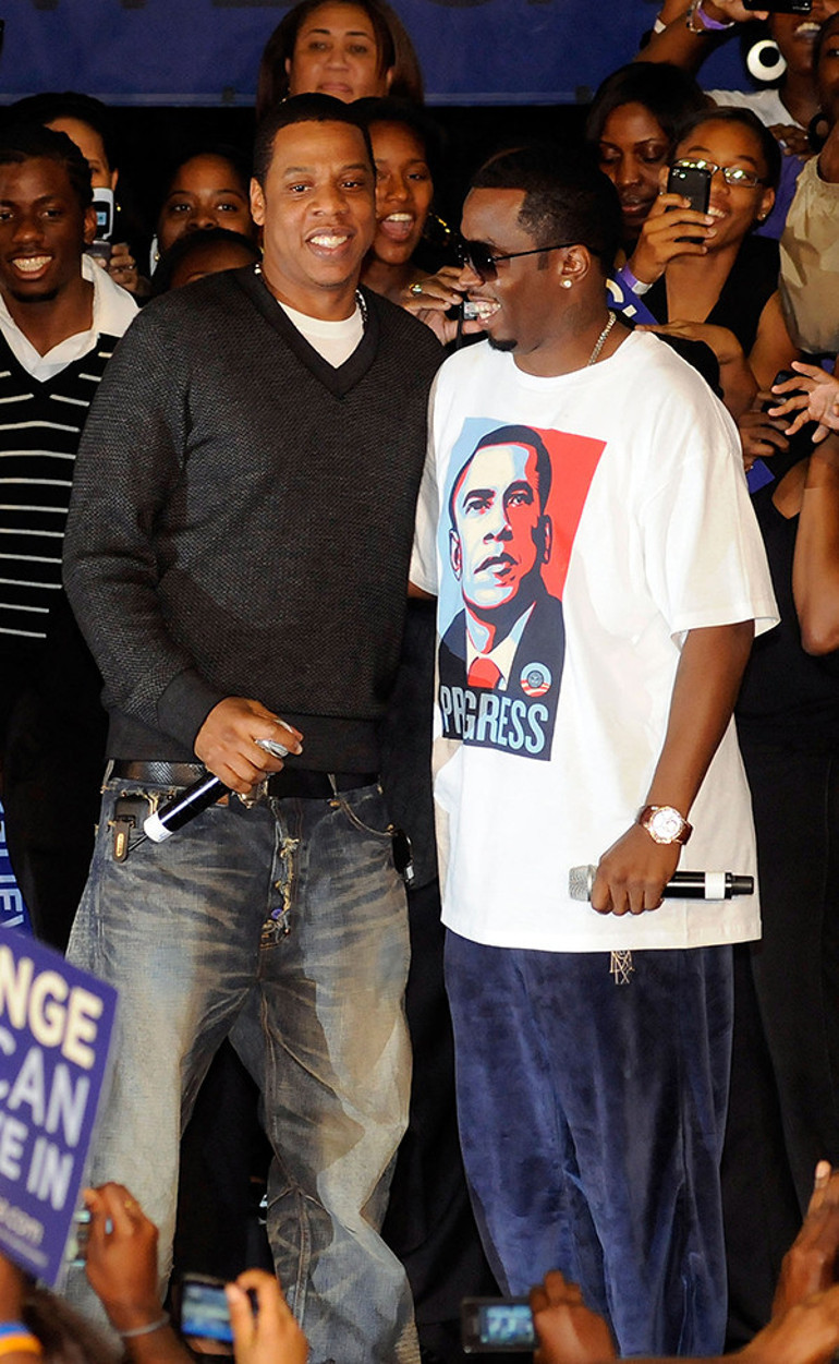 13 yaşında çocuğa cinsel istismarla suçlanan ünlü şarkıcı karısı ve kızıyla poz verdi