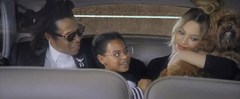 13 yaşında çocuğa cinsel istismarla suçlanan ünlü şarkıcı karısı ve kızıyla poz verdi