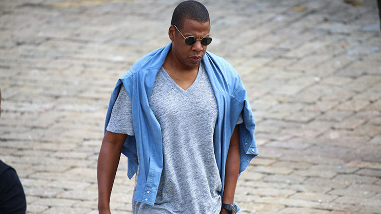 13 yaşında çocuğa cinsel istismarla suçlanan ünlü şarkıcı karısı ve kızıyla poz verdi