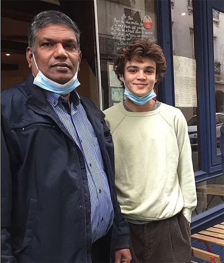 Babasının milyonları onun umurunda değil... Ünlü oyuncunun oğlu bir restoranda vardiyalı işe girmiş