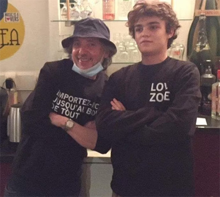 Babasının milyonları onun umurunda değil... Ünlü oyuncunun oğlu bir restoranda vardiyalı işe girmiş