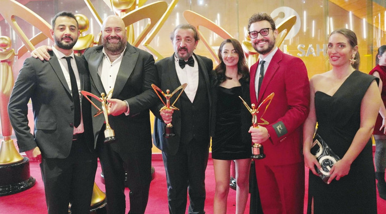 Kırmızı halıda göz kamaştırdılar... Yıldızlar geçidi