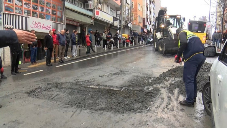 İETT otobüsü geçtiği sırada yol çöktü, araç mahsur kaldı