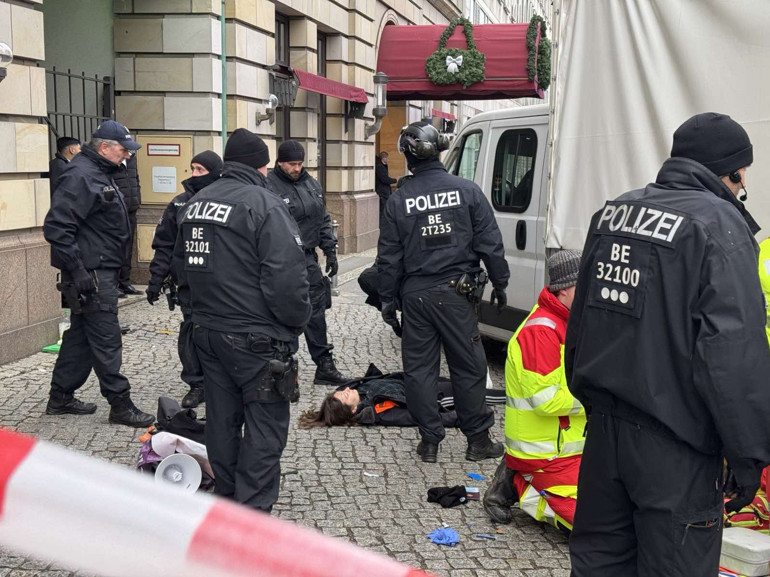 Çevrecilerden ‘Adlon’a yeşil boya