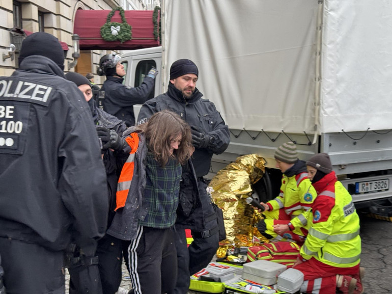 Çevrecilerden ‘Adlon’a yeşil boya