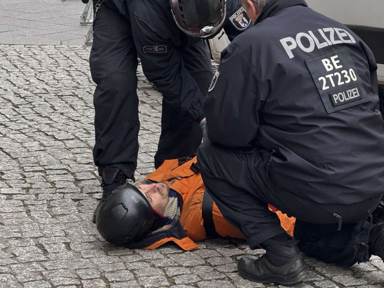 Çevrecilerden ‘Adlon’a yeşil boya